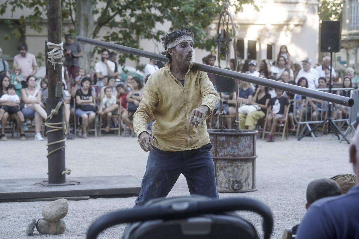 L'espectacle "Mira't" als Jardins del Casino de Manresa L'espectacle "Mira't" als Jardins del Casino de Manresa