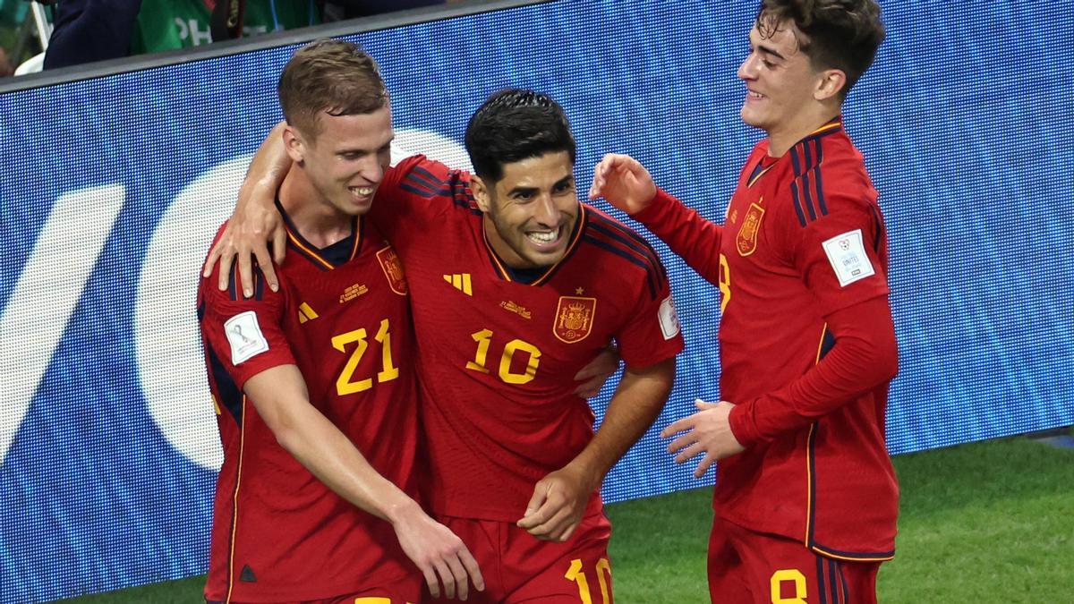 Marco Asensio celebra un gol de España con Dani Olmo y Gavi.