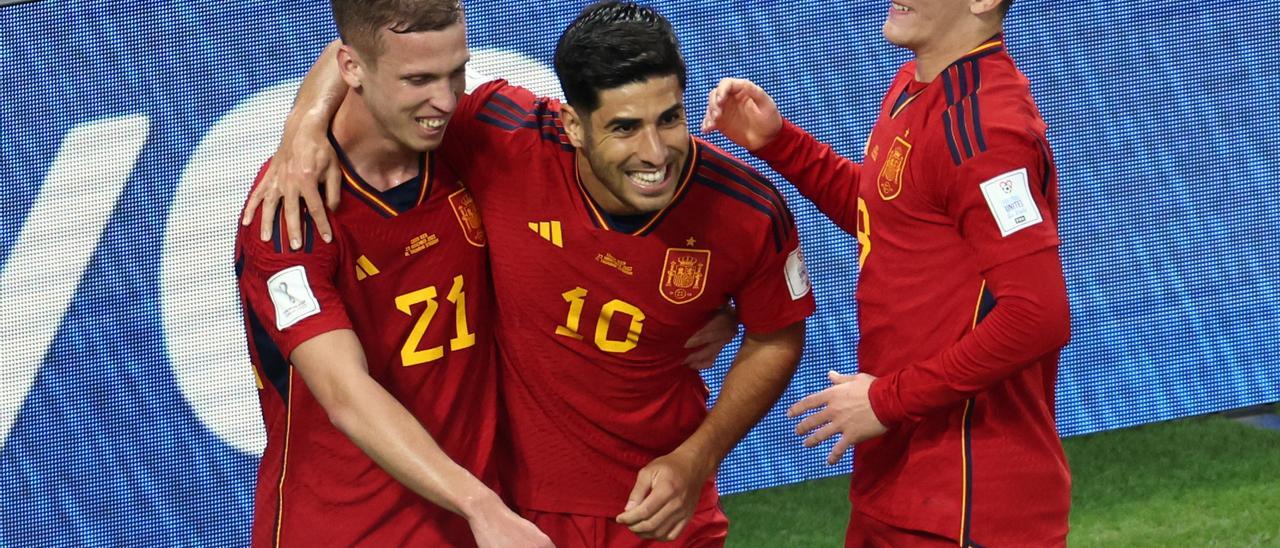 Marco Asensio celebra un gol de España con Dani Olmo y Gavi.
