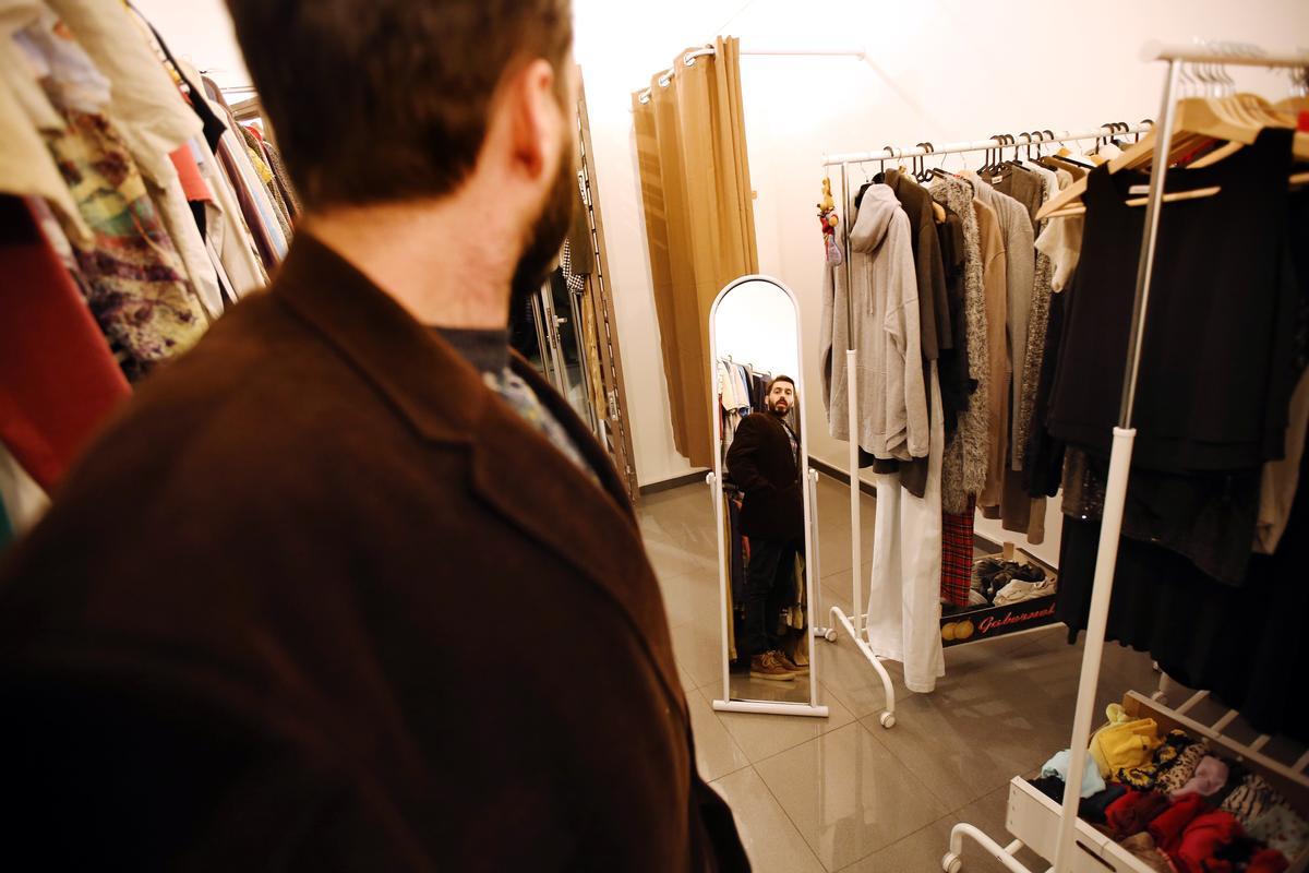 'Vestuari compartit', la tienda donde se pueden intercambiar prendas por una módica cuota mensual, en la calle de Verdi.