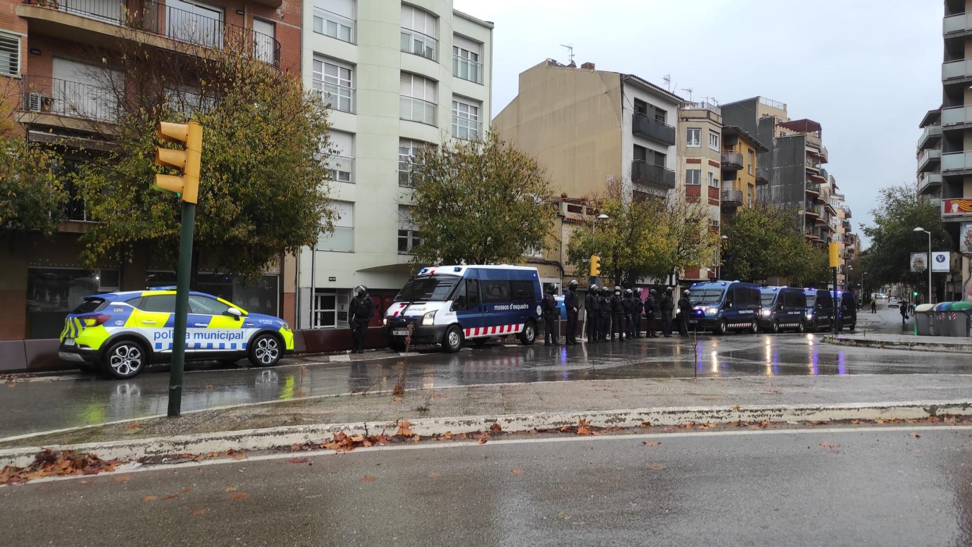 Tallat l'accés al carrer del Carme per protestar contra uns desnonaments