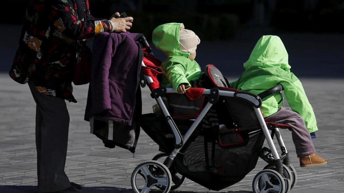 Una mujer con dos niños en Pékin, China.