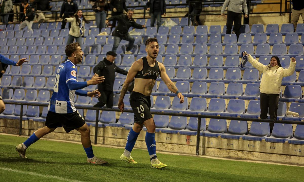 Alejandro Sotillos (centro) le daba los tres puntos al Hércules en el 99.