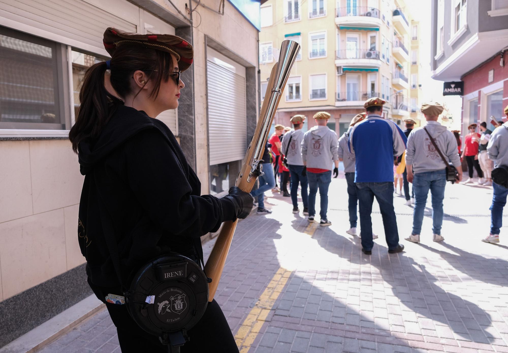 Fiesta de Els Capitans y desfile de abanderadas de Moros y Cristianos de Petrer, en imágenes