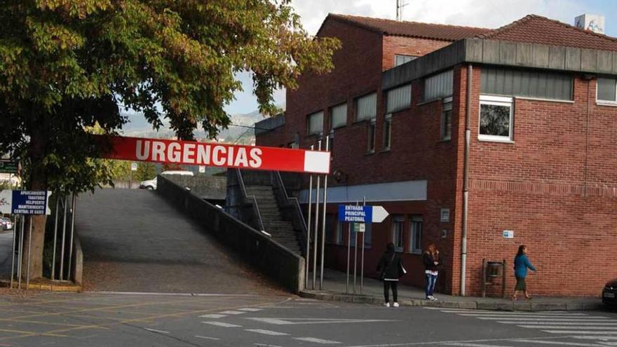 Entrada a urgencias del hospital de Arriondas.