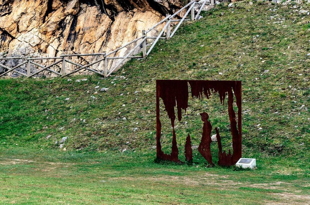 Monumento al 50 aniversario del descubrimiento de la cueva Pozalagua