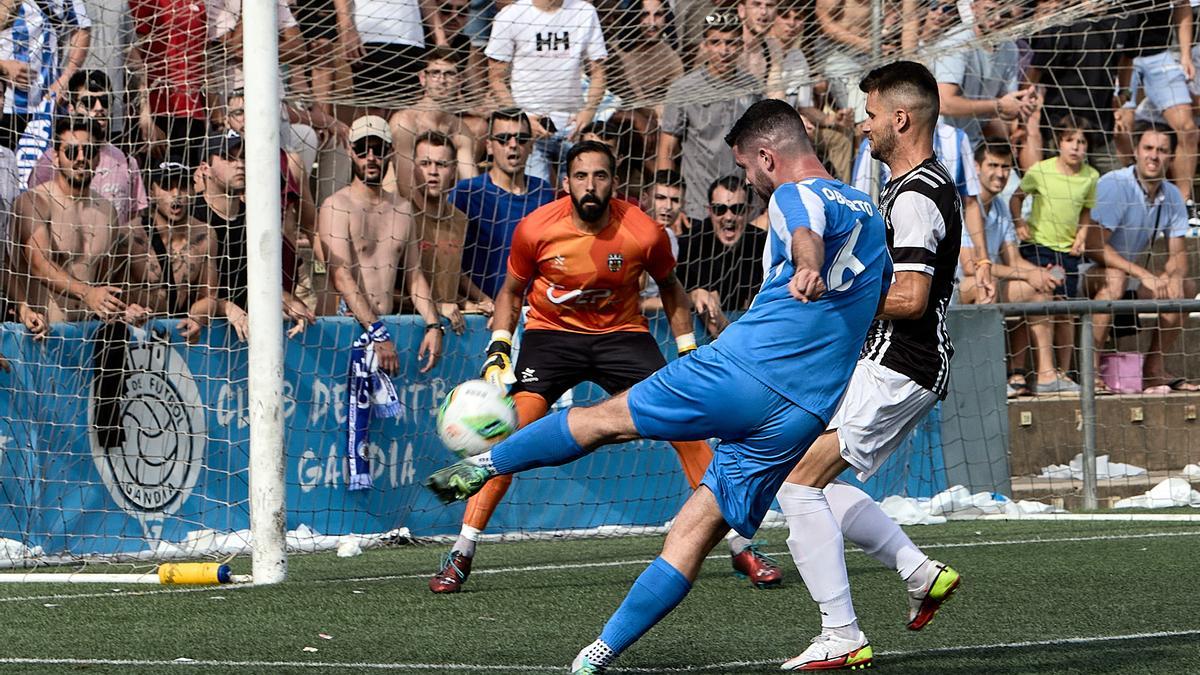 Imagen de un partido del CF Gandia en la promoción de ascenso de preferente a Tercera RFEF