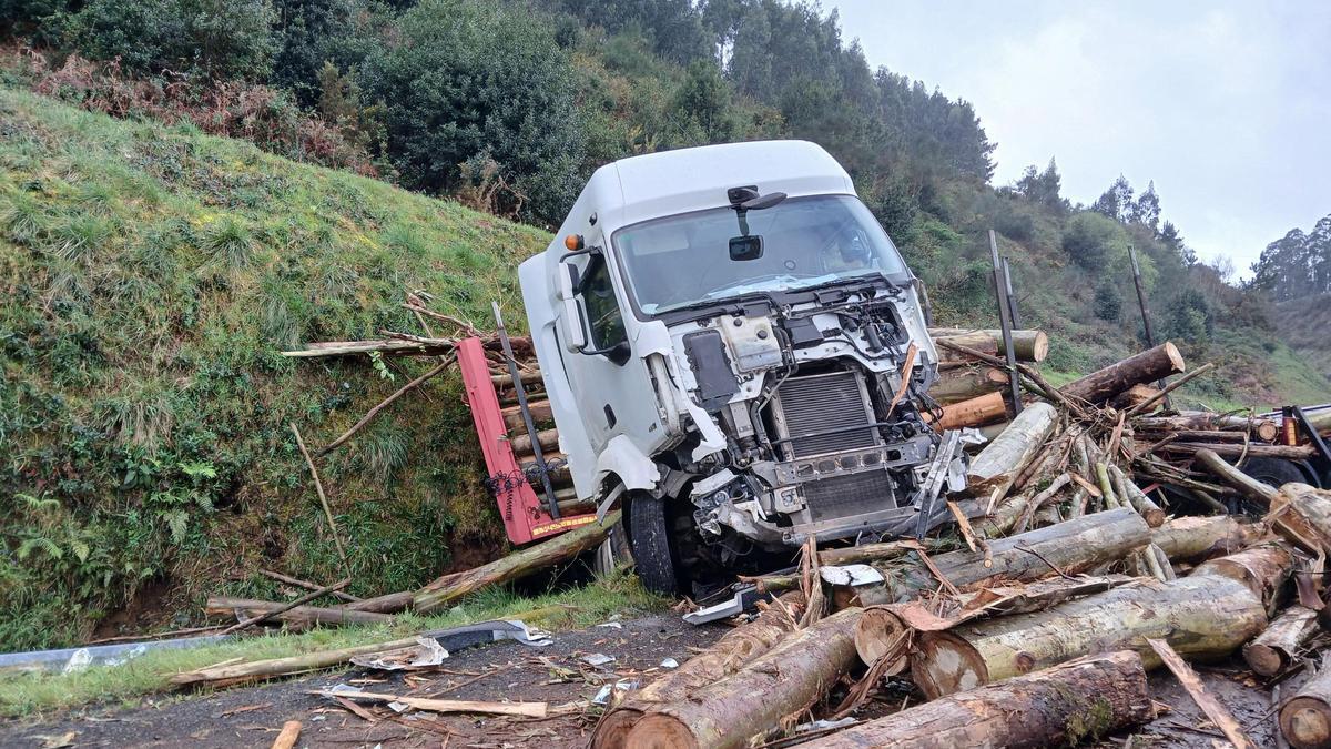 El camión que sufrió el accidente en la AG-55, en Arteixo.