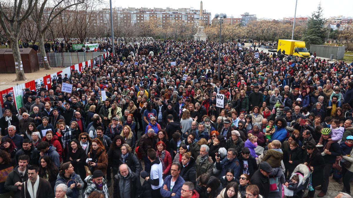 Protesta en defensa de la arboleda de la zona de Madrid Río de las obras del Metro
