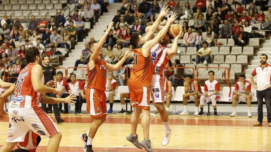 Un lanzamiento a canasta en el partido Noxtrum Gijón-Porriño de esta temporada.