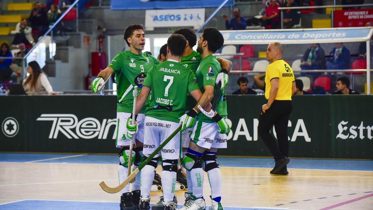 Los jugadores del Liceo celebran un gol contra el Vilafranca.
