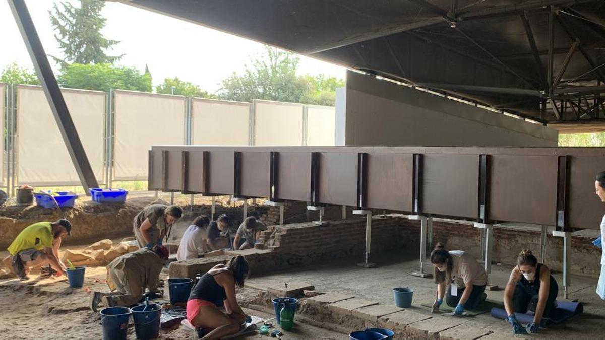 Alumnos trabajando el año pasado en los cursos de verano del Consorio, en la Casa del Anfiteatro.