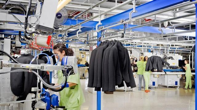 Zona de preparado de chaquetas en los almacenes de Inditex en Arteixo.