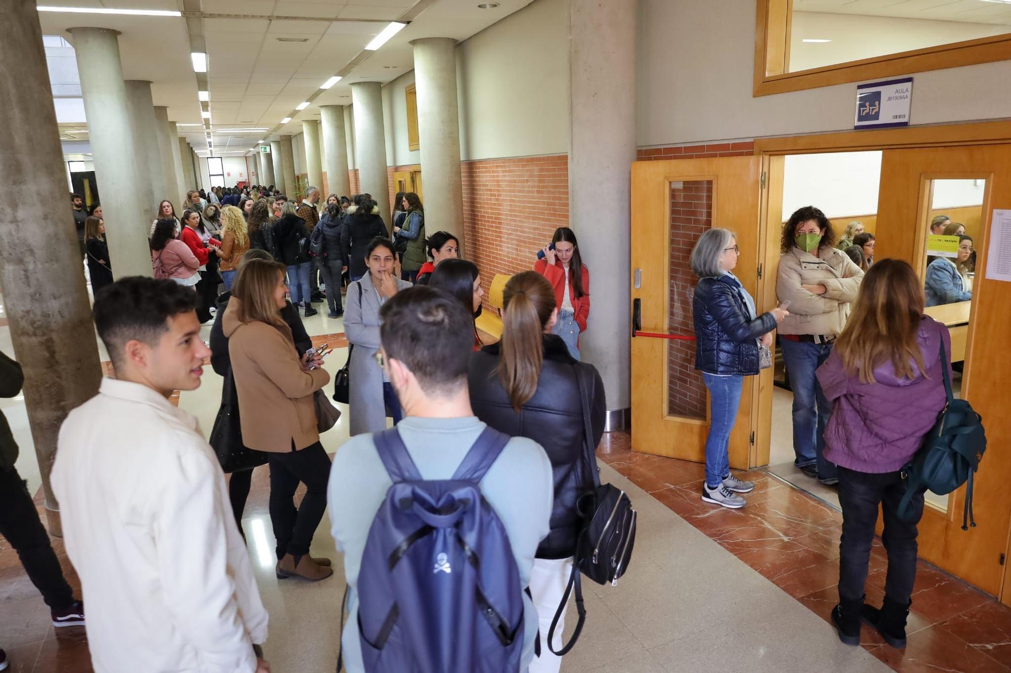 Opositores esperan a entrar en el aula.