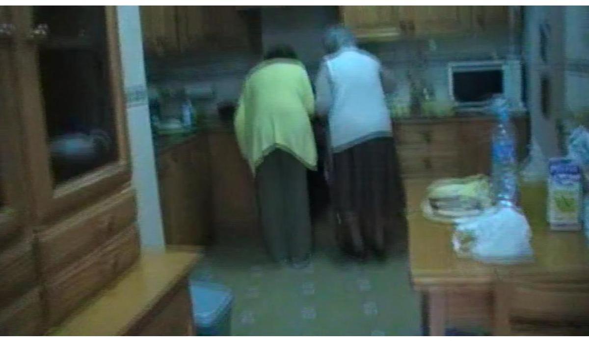 Fotografía de la cámara en la que se puede ver a dos mujeres mayores cocinando.