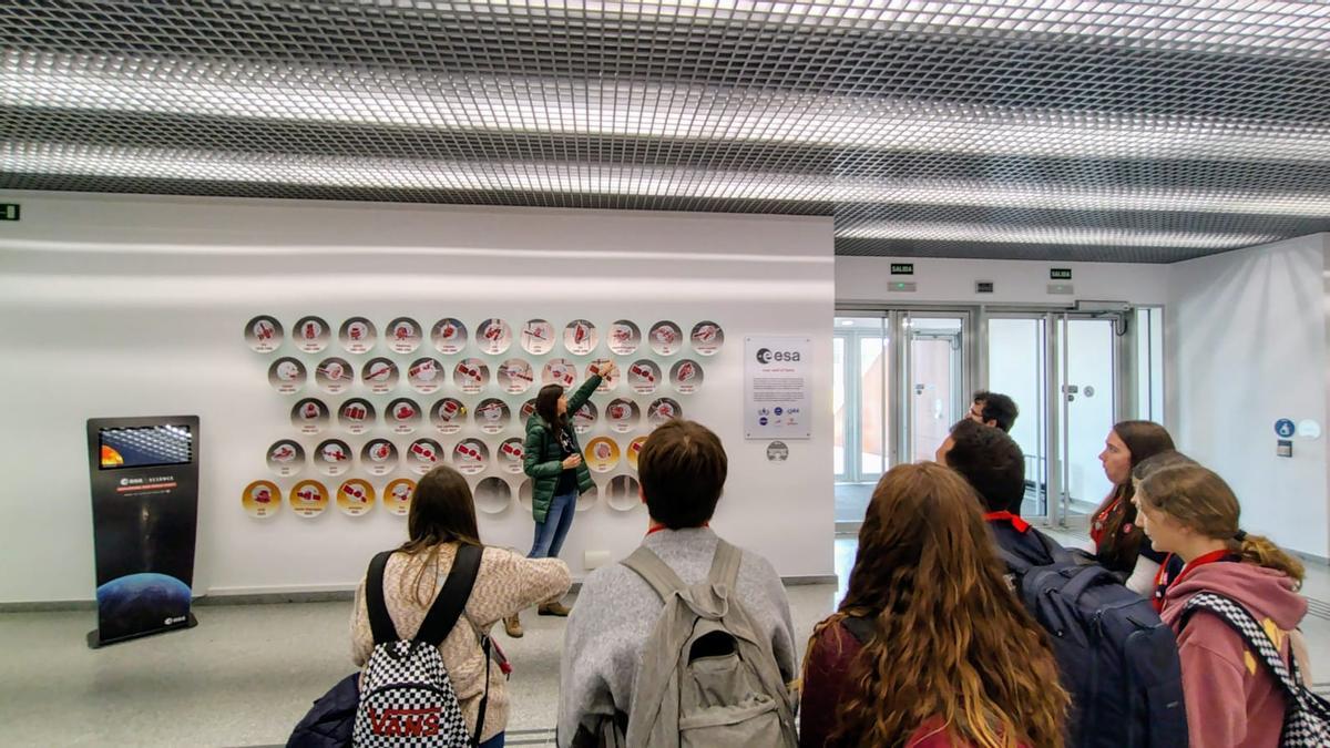 Un moment de la visita a l'ESAC de l'alumnat guanyador del concurs 'Telegrama a un planeta' i del seu professorat.