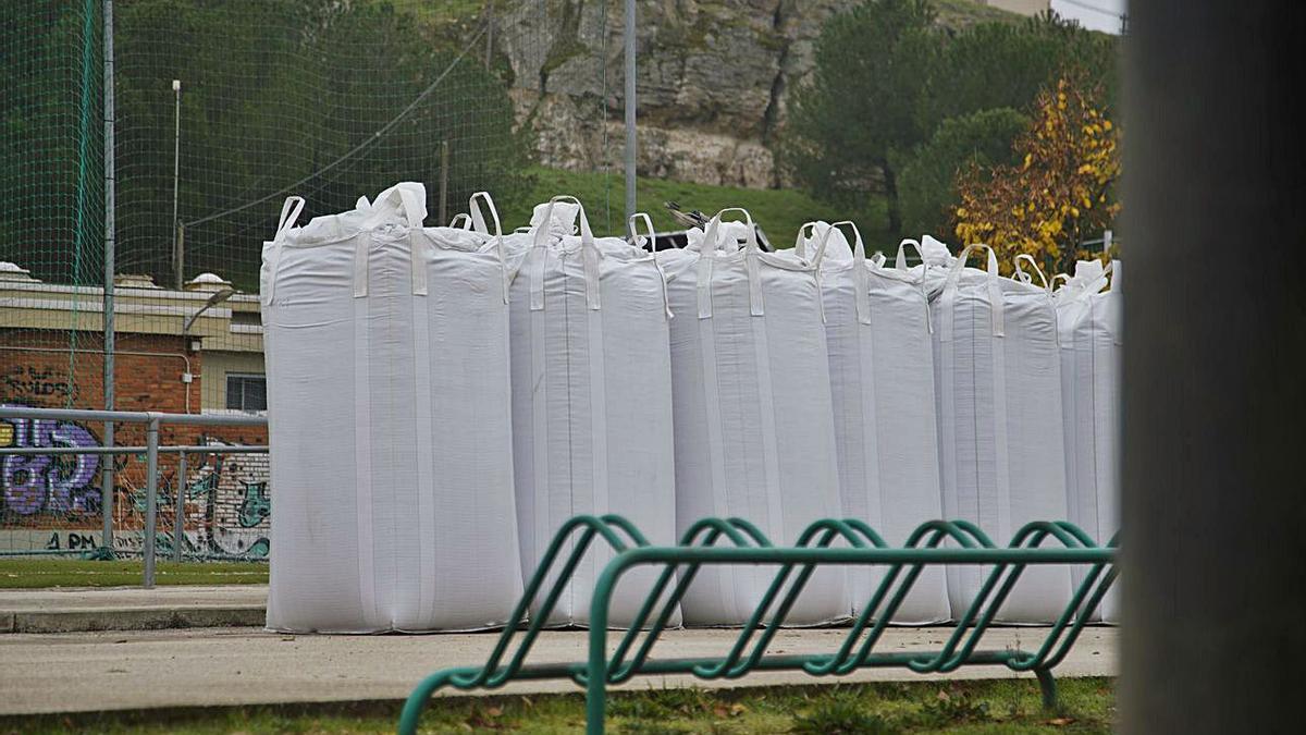 Todo preparado para las actuaciones de mejora de los campos de hierba artificial de Valorio