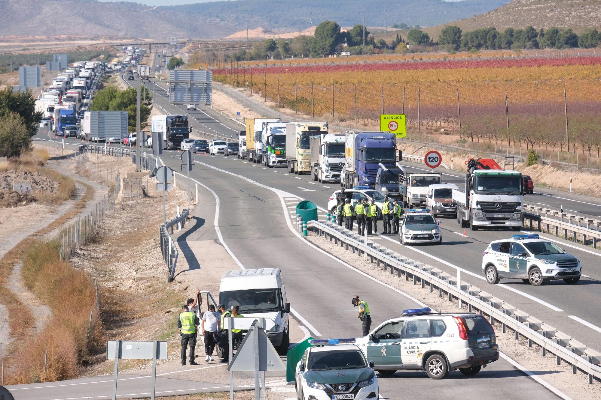 Controles en la autovía tras el cierre perimetral de la Comunidad Valenciana