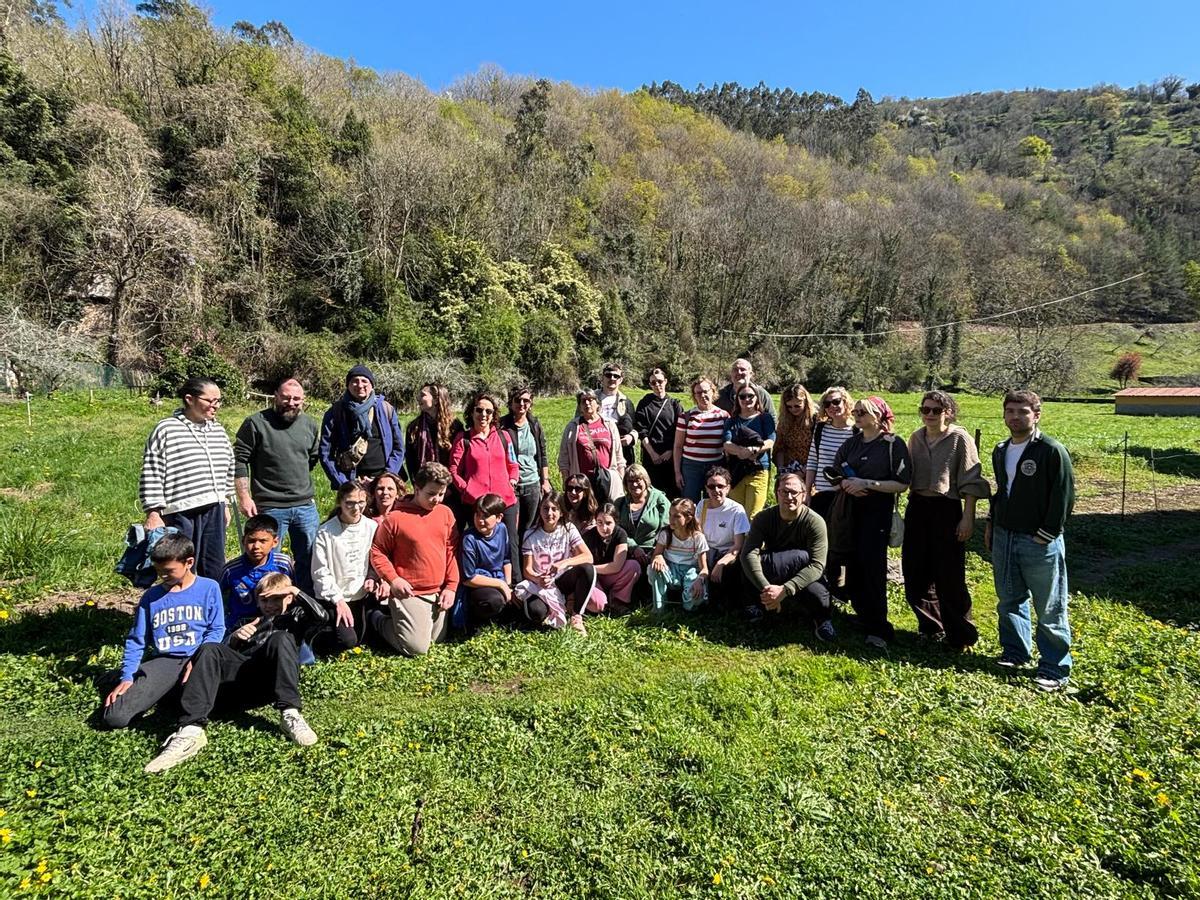 Foto de grupo de los participantes en el proyecto con alumnos del colegio público de Belmonte de Miranda.