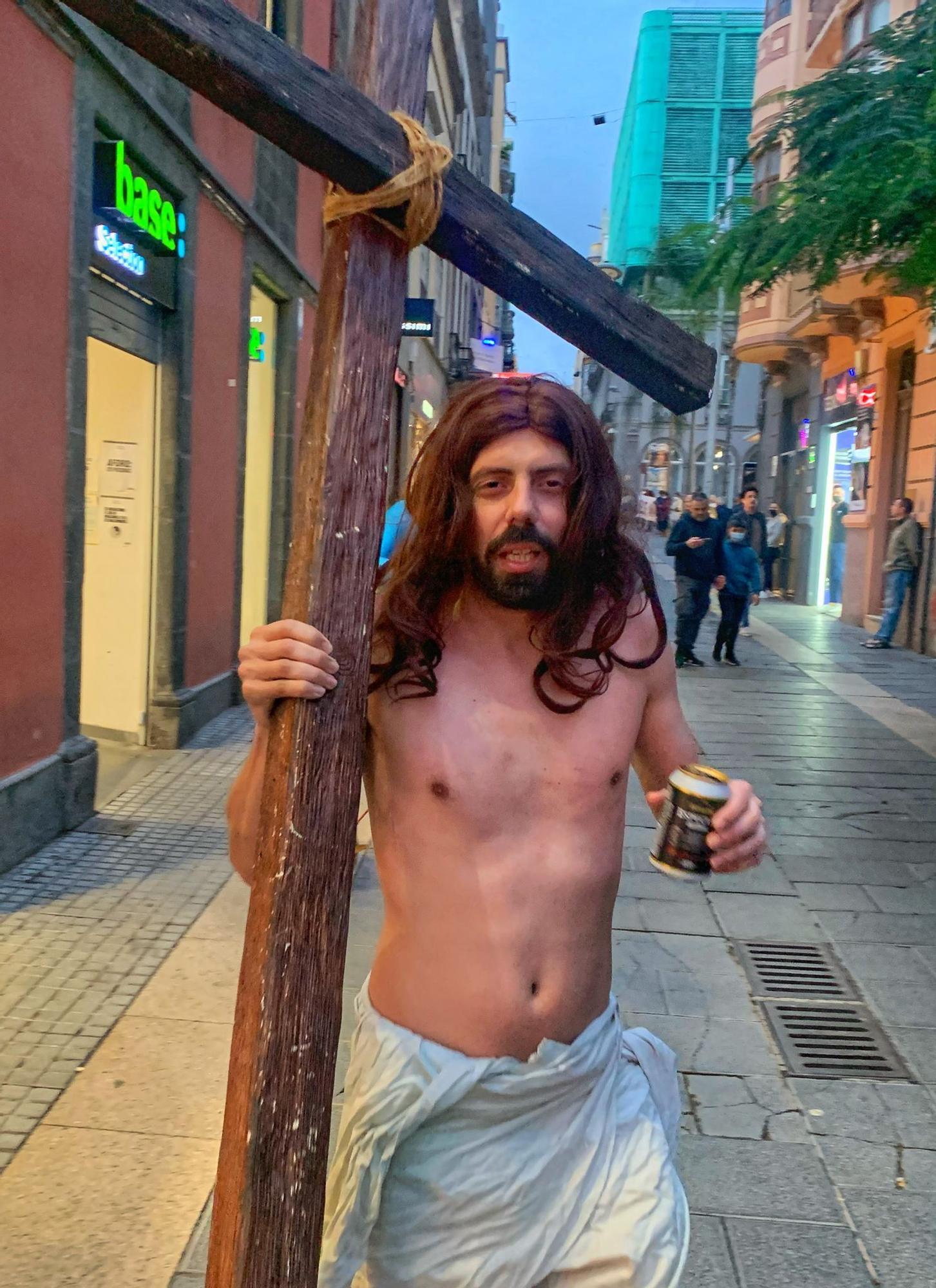 Chicharreros disfrazados en la calle aún sin Carnaval