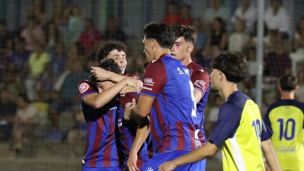 Los jugadores del Extremadura celebran uno de los goles ante el Torremejía.