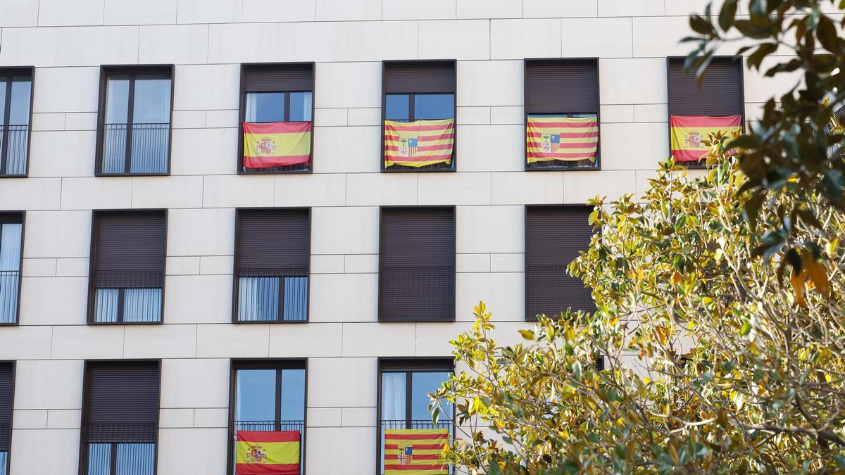 Banderas de España y de Ara´gon en los balcones del edificio que hay en la plaza de la Delegación del Gobierno.