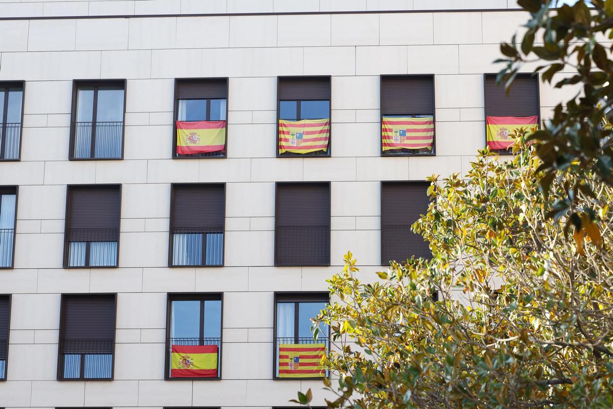 Banderas de España y de Ara´gon en los balcones del edificio que hay en la plaza de la Delegación del Gobierno.