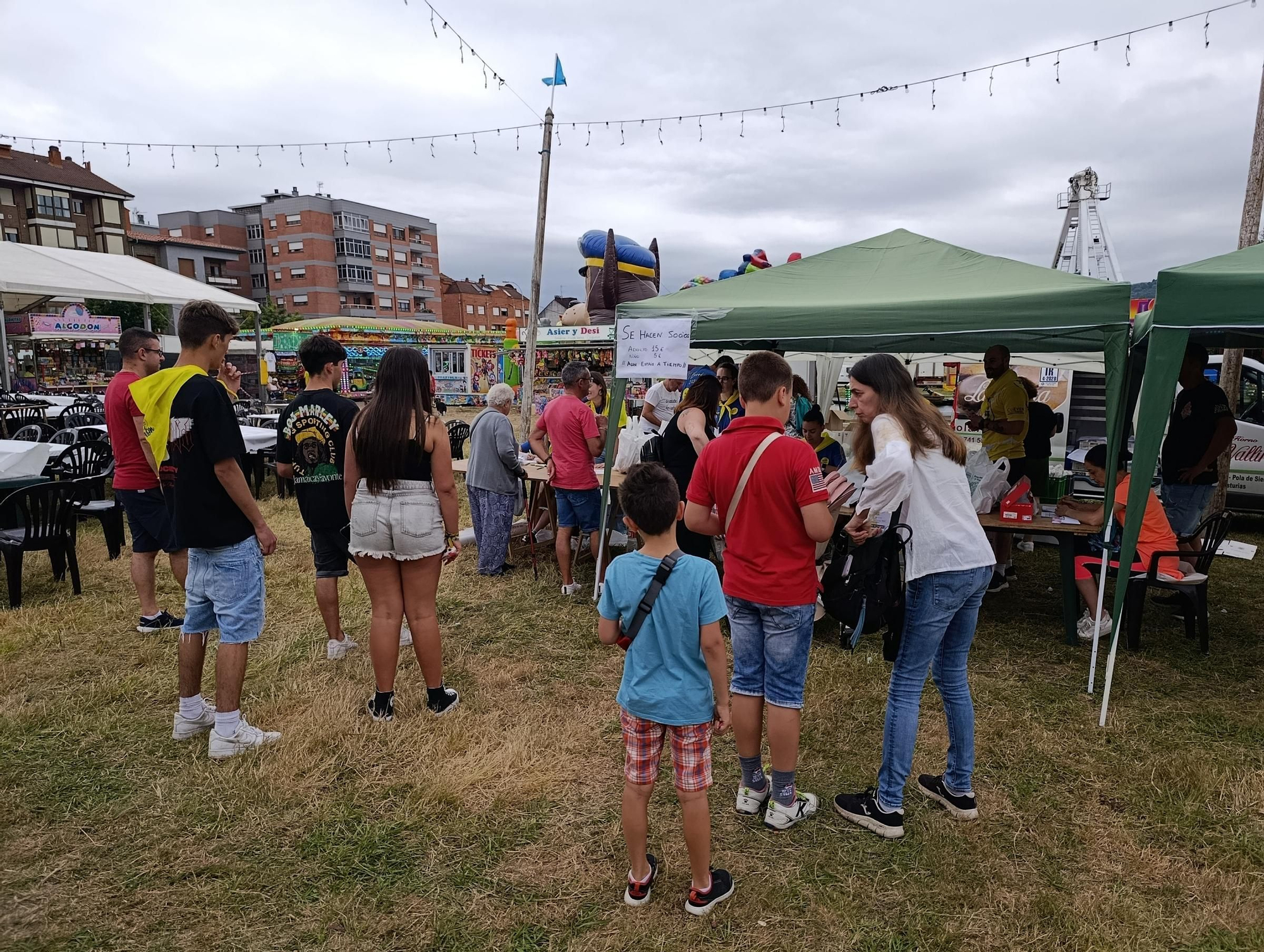 Mesa y mantel para más de mil personas en las fiestas de El Berrón