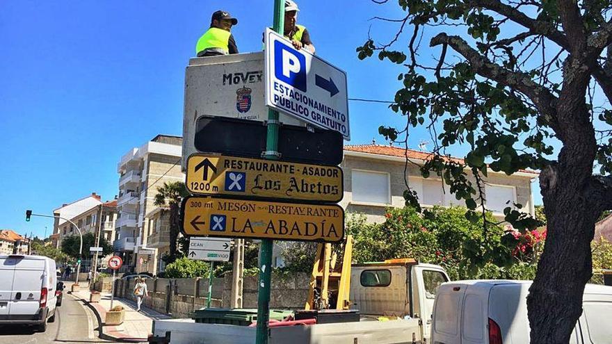 Operarios colocaron ayer la señalización de la nueva bolsa de aparcamiento en pleno centro.