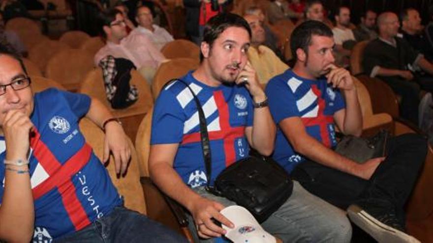 Un grupo de socios del Alcoyano, anoche, durante el transcurso de la asamblea económica del club.