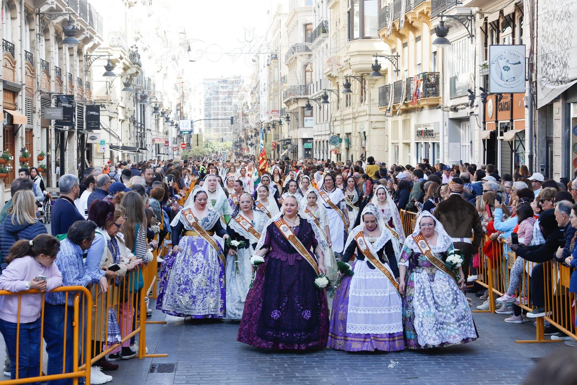 Las primeras comisiones ofrendan a la virgen