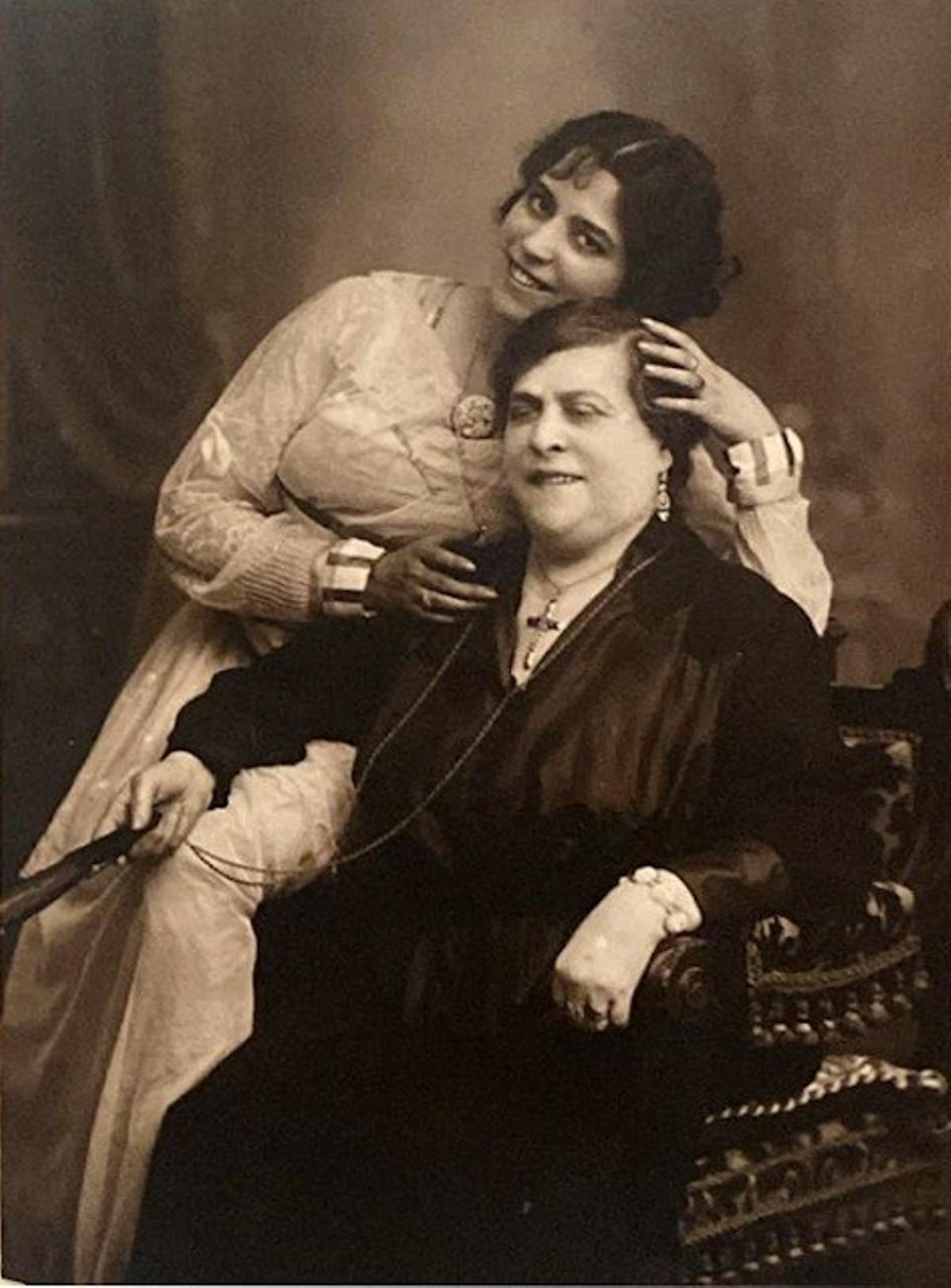 Carmen Villasán Moreno, junto a su madre, Fulgencia Moreno Alguacil (Barcelona, 1913).