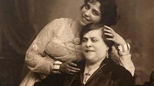 Carmen Villasán Moreno junto a su madre Fulgencia Moreno Alguacil (Barcelona, 1913).