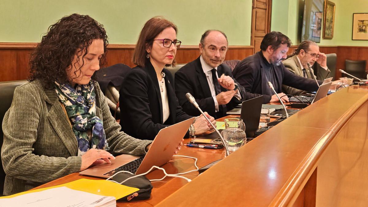 De izquierda a derecha, Irene Díaz, vicerrectora de Investigación; Emma Ramos, gerente; Ignacio Villaverde, rector; Ángel Espiniella, secretario general, y Juan Manuel Marchante, vicerrector de Estudios y Docencia.
