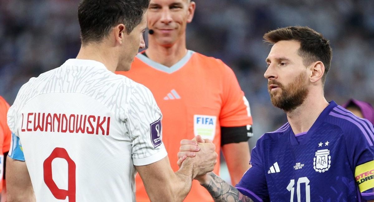 Lewandowski y Messi se saludan antes del Polonia-Argentina en Doha.