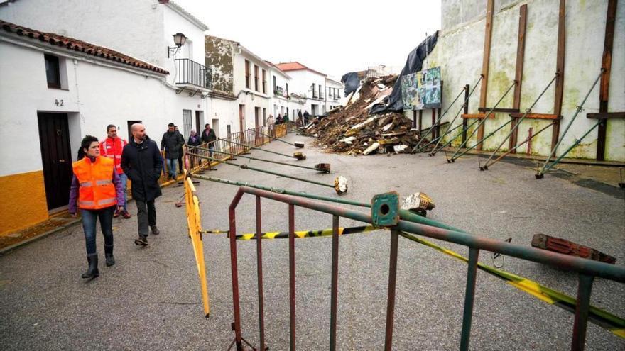 La presidenta de la Diputación se interesa por el derrumbe de la plaza de toros de Cabeza la Vaca a causa del temporal