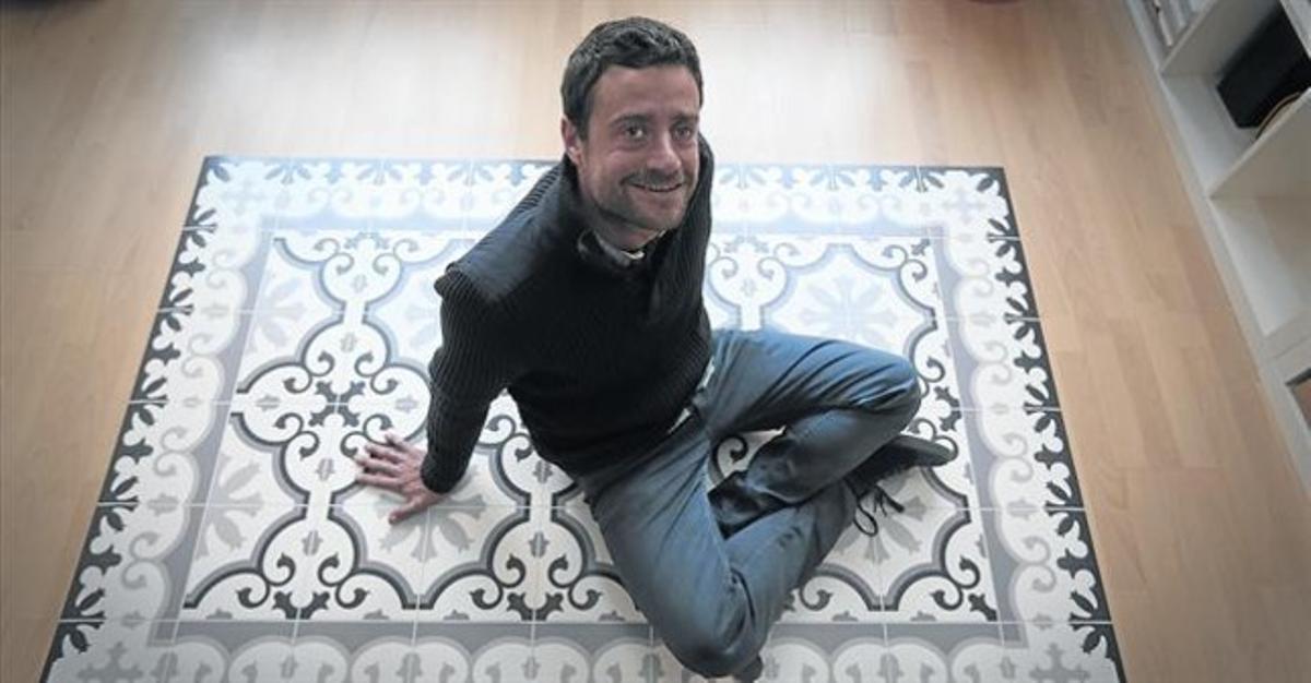 DE MUESTRA. Rossinès posa encima de una de las alfombras de Hidraulik en la sede de la compañía en el barrio barcelonés de Sants.