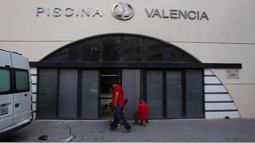 Unos menores se cuelan en la piscina de Valencia