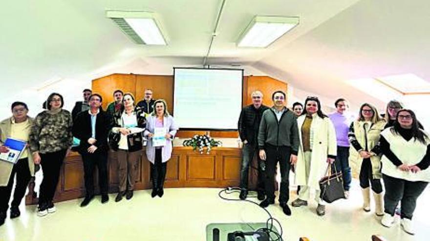 A alcaldesa de Muros, Inés Monteagudo, e Eloína Núñez, cuarta e quinta pola esquerda, respectivamente, con asistentes á presentación do Plan Local de Saúde. Foto: X.