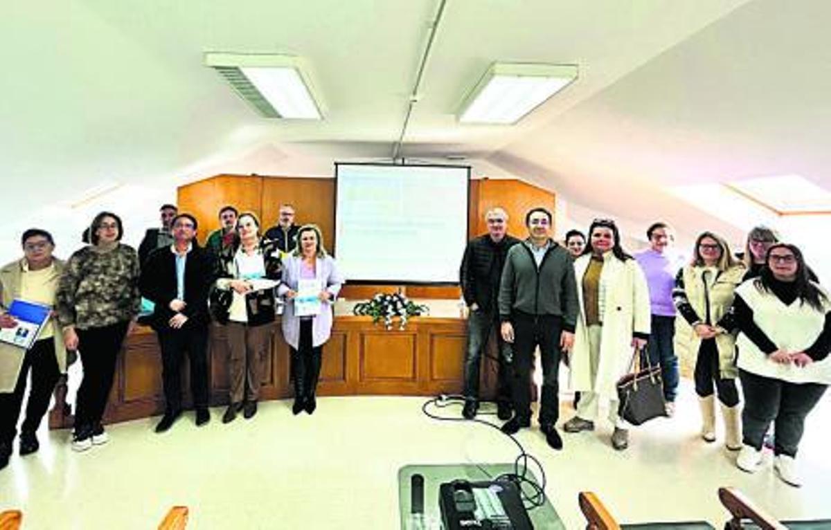 A alcaldesa de Muros, Inés Monteagudo, e Eloína Núñez, cuarta e quinta pola esquerda, respectivamente, con asistentes á presentación do Plan Local de Saúde. Foto: X.