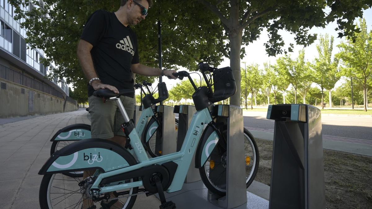 Un usuario utilizando una de las 'bizis' operativas desde el lunes