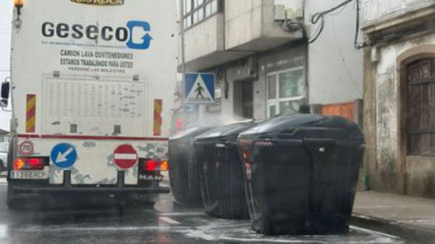 Tareas de lavado en una calle.