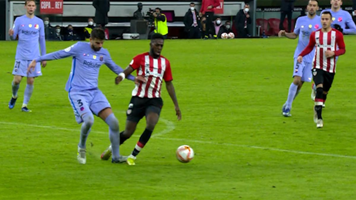 Athletic - FC Barcelona | El Athletic pidió penalti de Piqué a Iñaki Williams