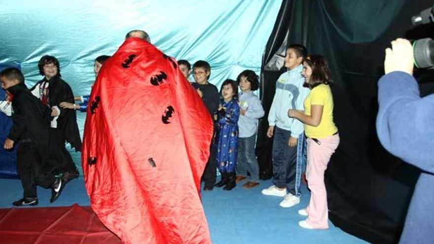 Nenos do CEIP Domaio no túnel do medo.  // Carmen Giménez