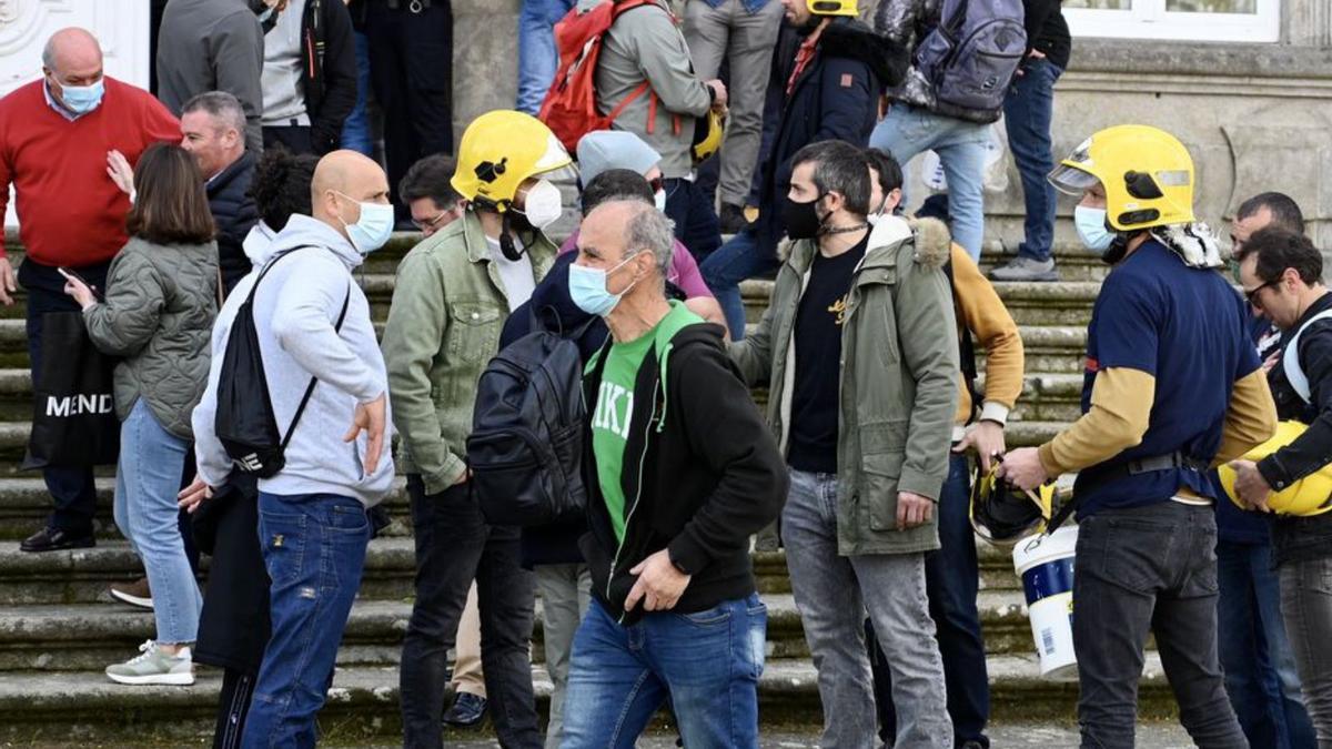 Los bomberos protagonizaron una nueva protesta ante el pleno.  | // R.V