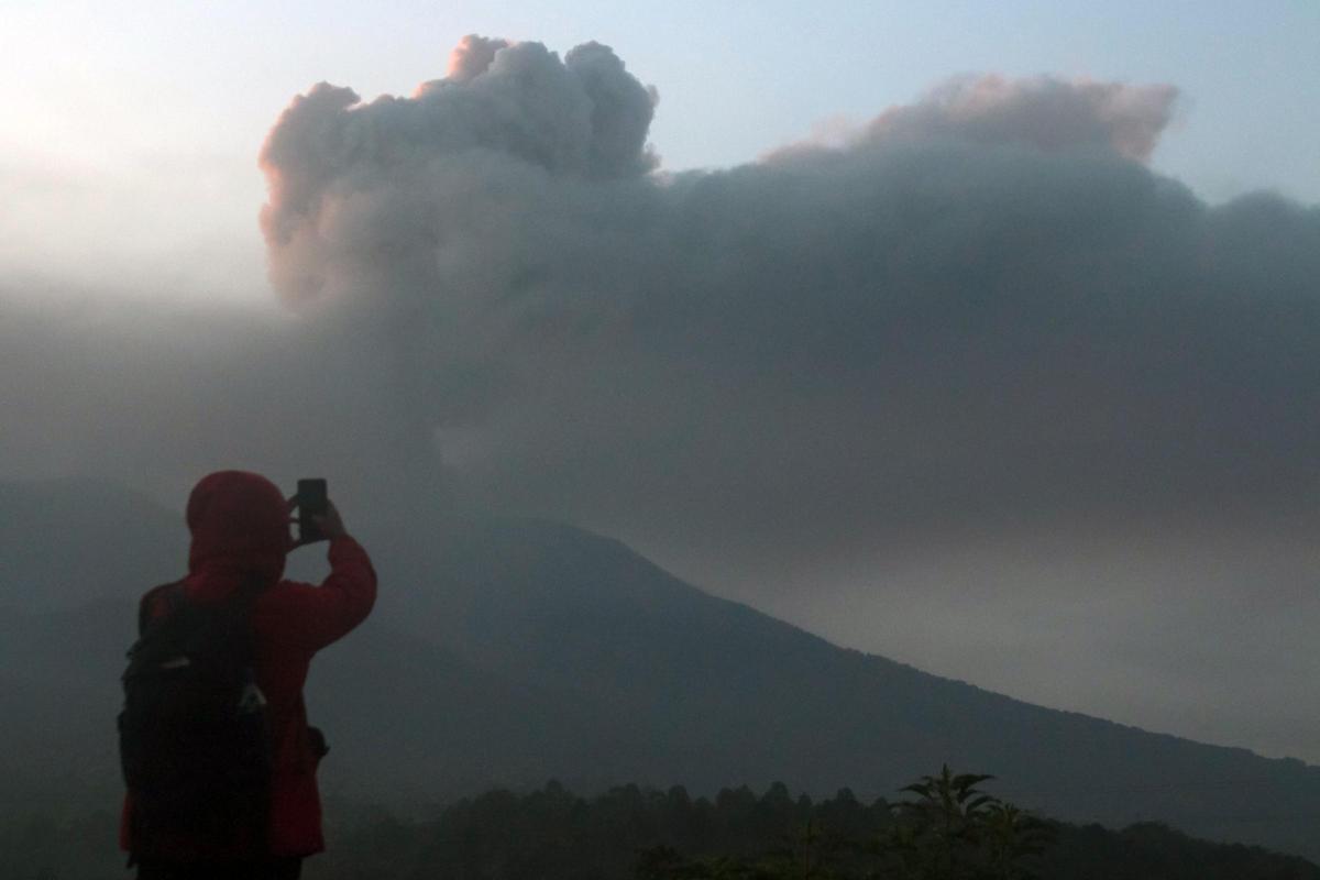 Búsqueda contrarreloj de 12 alpinistas desaparecidos tras la erupción del volcán Marapi, en Indonesia