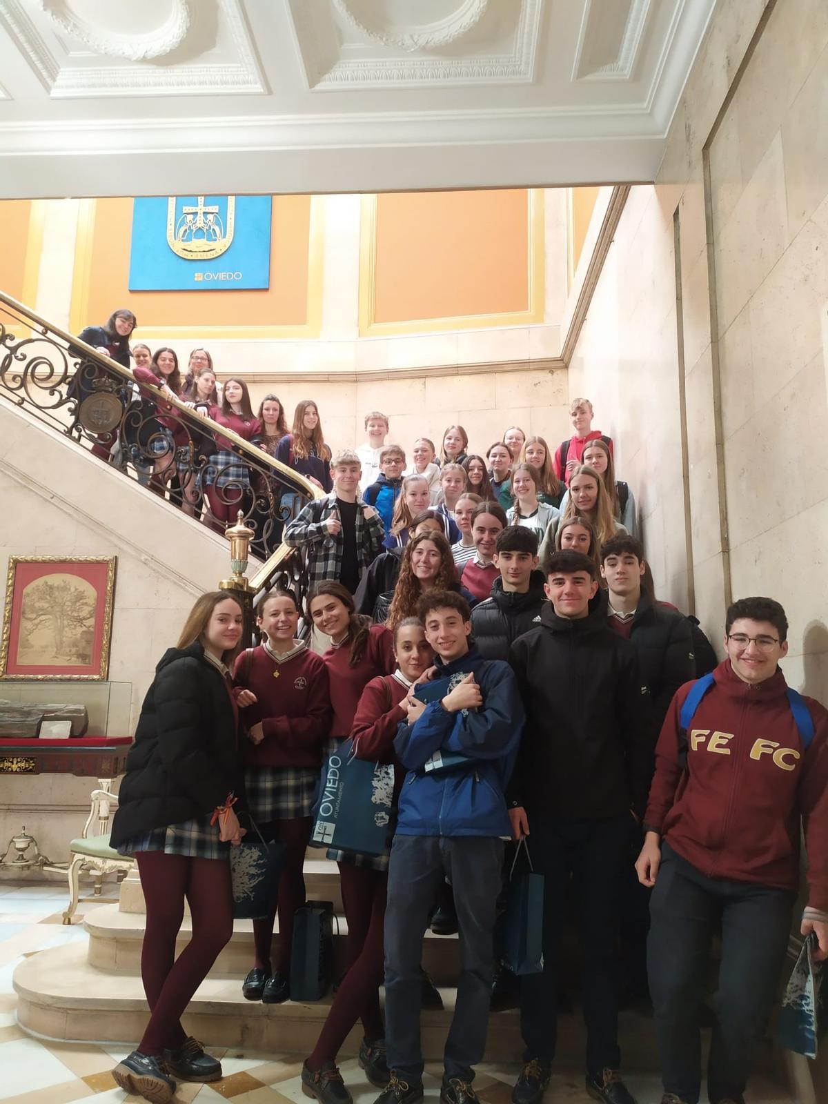 El Ayuntamiento de Oviedo recibe a los alumnos de Stadthagen (Alemania) de intercambio con el colegio Dulce Nombre de Jesús