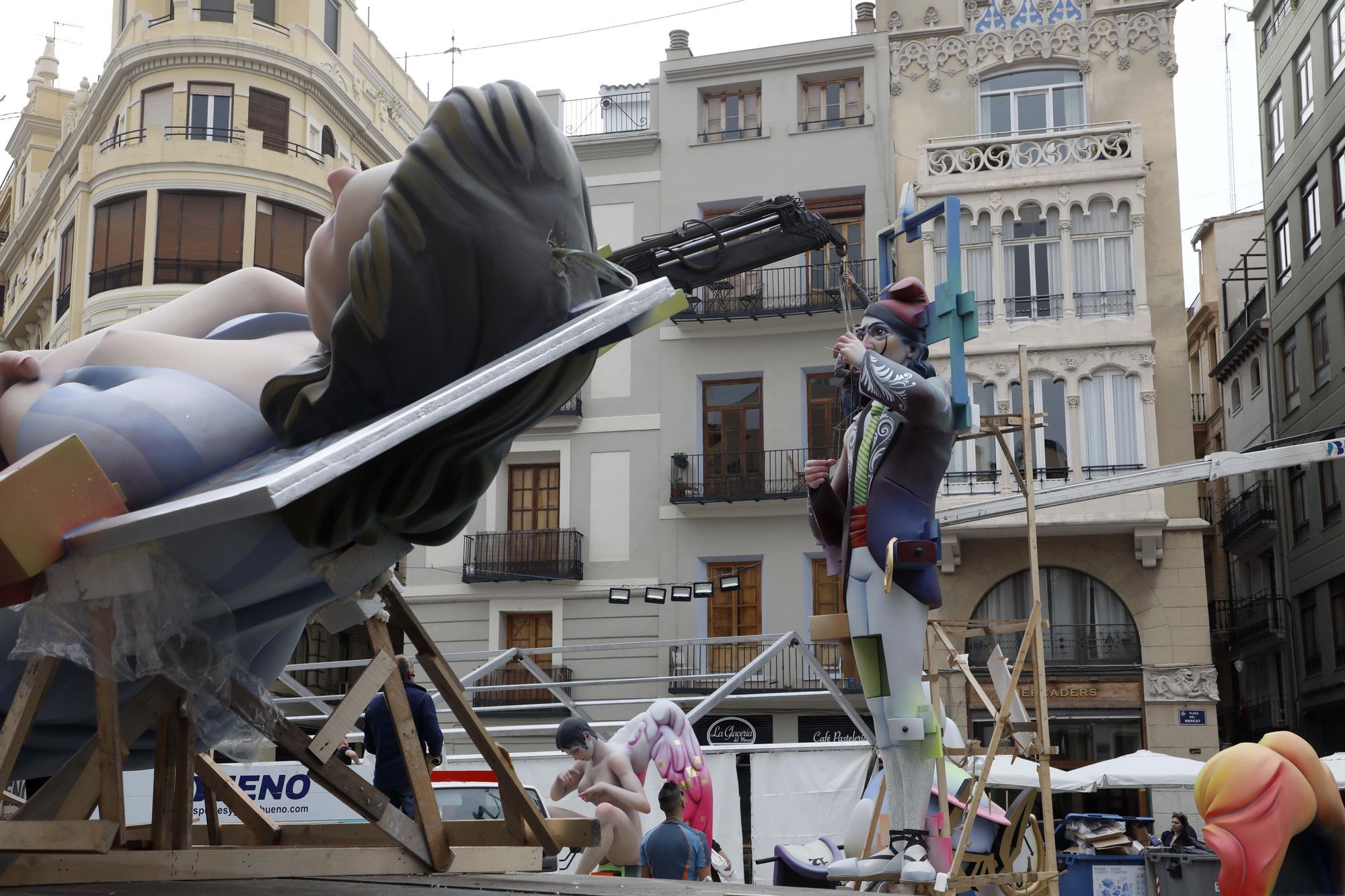 Espectacular "plantà" de Dalí i Gala a la falla del Mercat Central de València