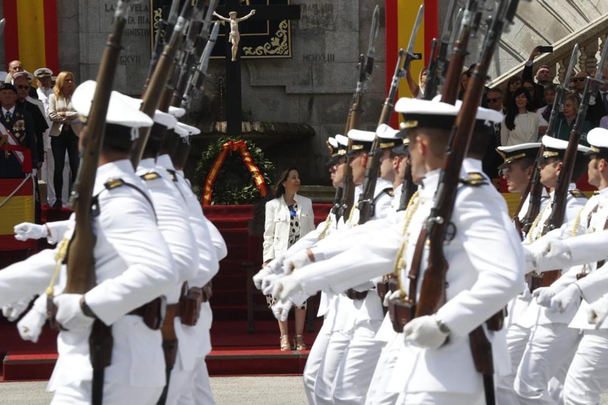Desfile de la Armada en una entrega de Despachos en la Escuela Naval de Marín, en julio de 2023. Al fondo, la ministra de Defensa, Margarita Robles.
