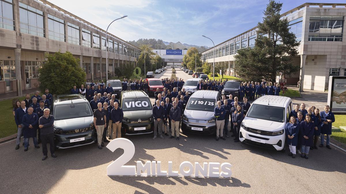 Personal de Stellantis Vigo con varios modelos de los vehículos comerciales ligeros Peugeot, Citroën, Opel/Vauxhall y Fiat que se fabrican en Balaídos.